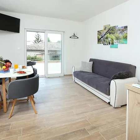 Dragi With Pool, Sauna, & Whirlpool Apartman