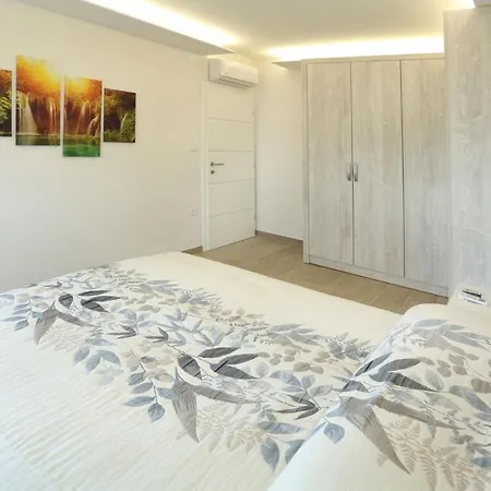 Dragi With Pool, Sauna, & Whirlpool * 奥帕提亚