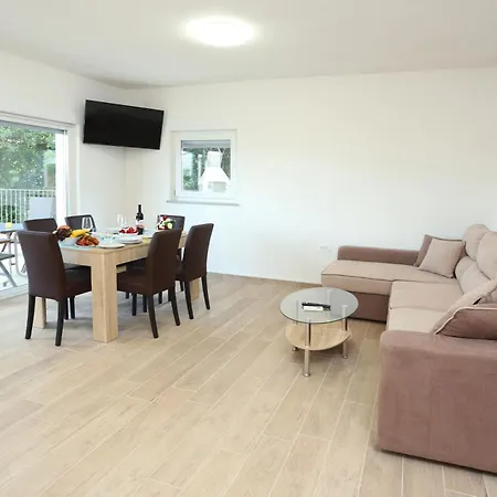 Dragi With Pool, Sauna, & Whirlpool Apartman