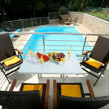 Dragi With Pool, Sauna, & Whirlpool Apartman *