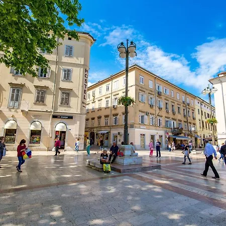 Dragi With Pool, Sauna, & Whirlpool Apartman