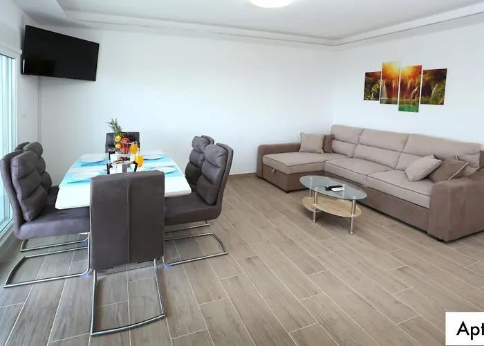 Dragi With Pool, Sauna, & Whirlpool Apartamento *