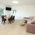 Dragi With Pool, Sauna, & Whirlpool Apartmán