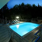 Apartmán Dragi With Pool, Sauna, & Whirlpool