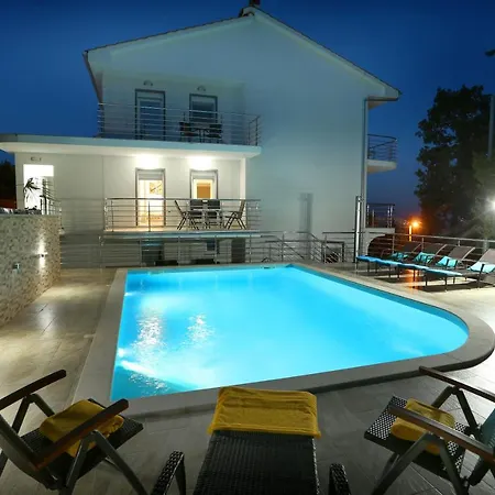 Dragi With Pool, Sauna, & Whirlpool Abbázia