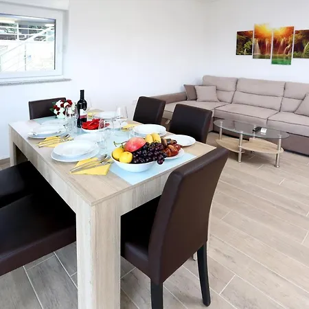 Dragi With Pool, Sauna, & Whirlpool *