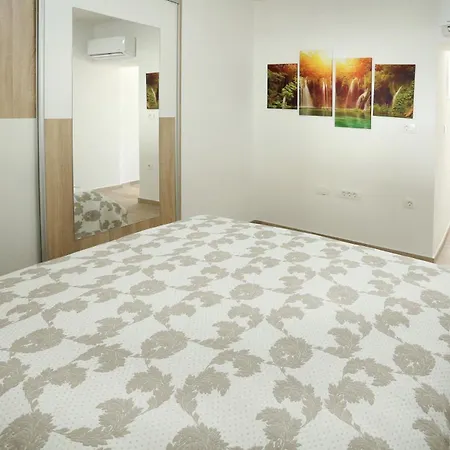 Apartment Dragi With Pool, Sauna, & Whirlpool *